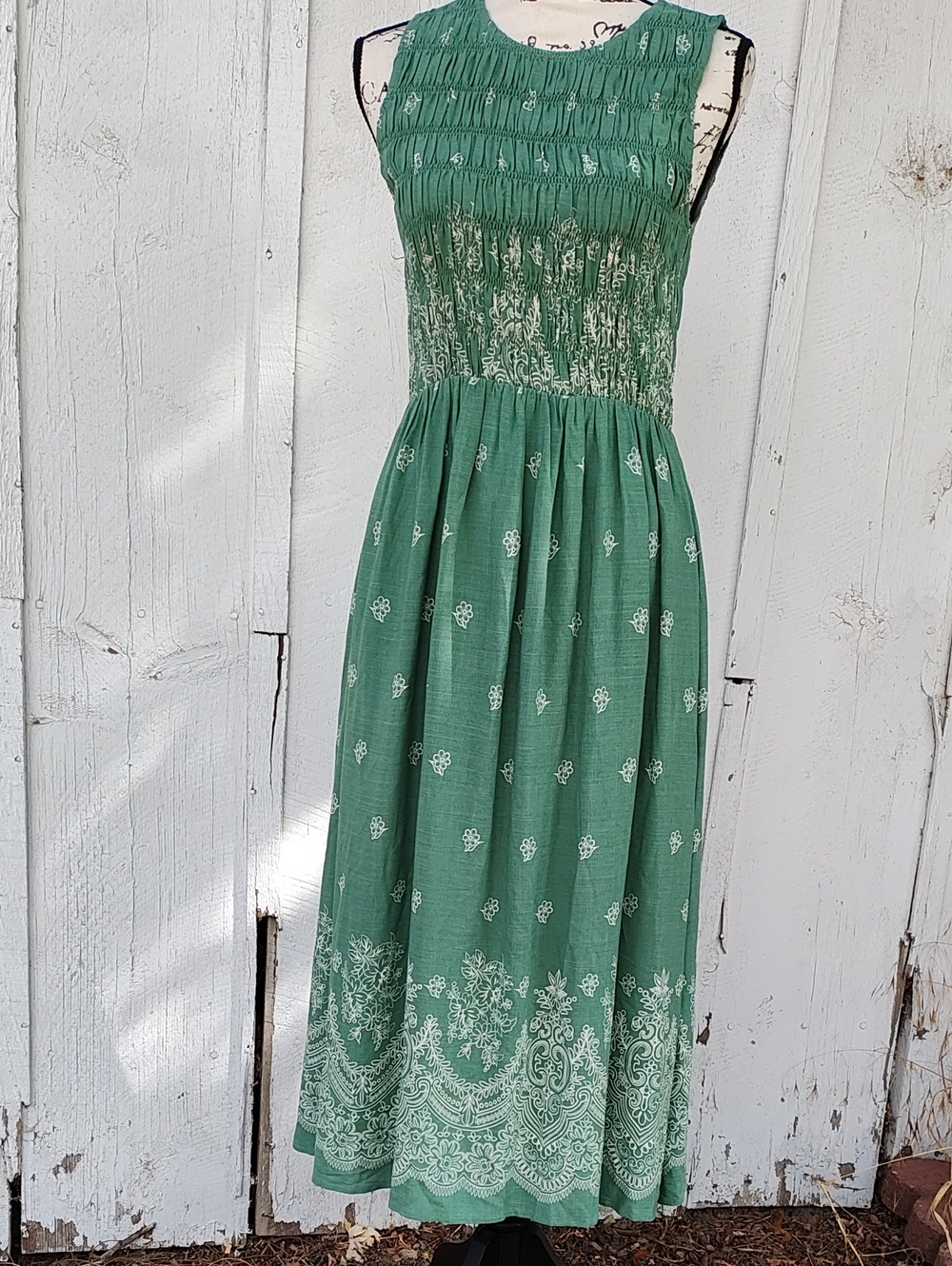 Doe & Rae NWOT Green Sleeveless Smocked Midi Dress White Border Motif, Tea Party